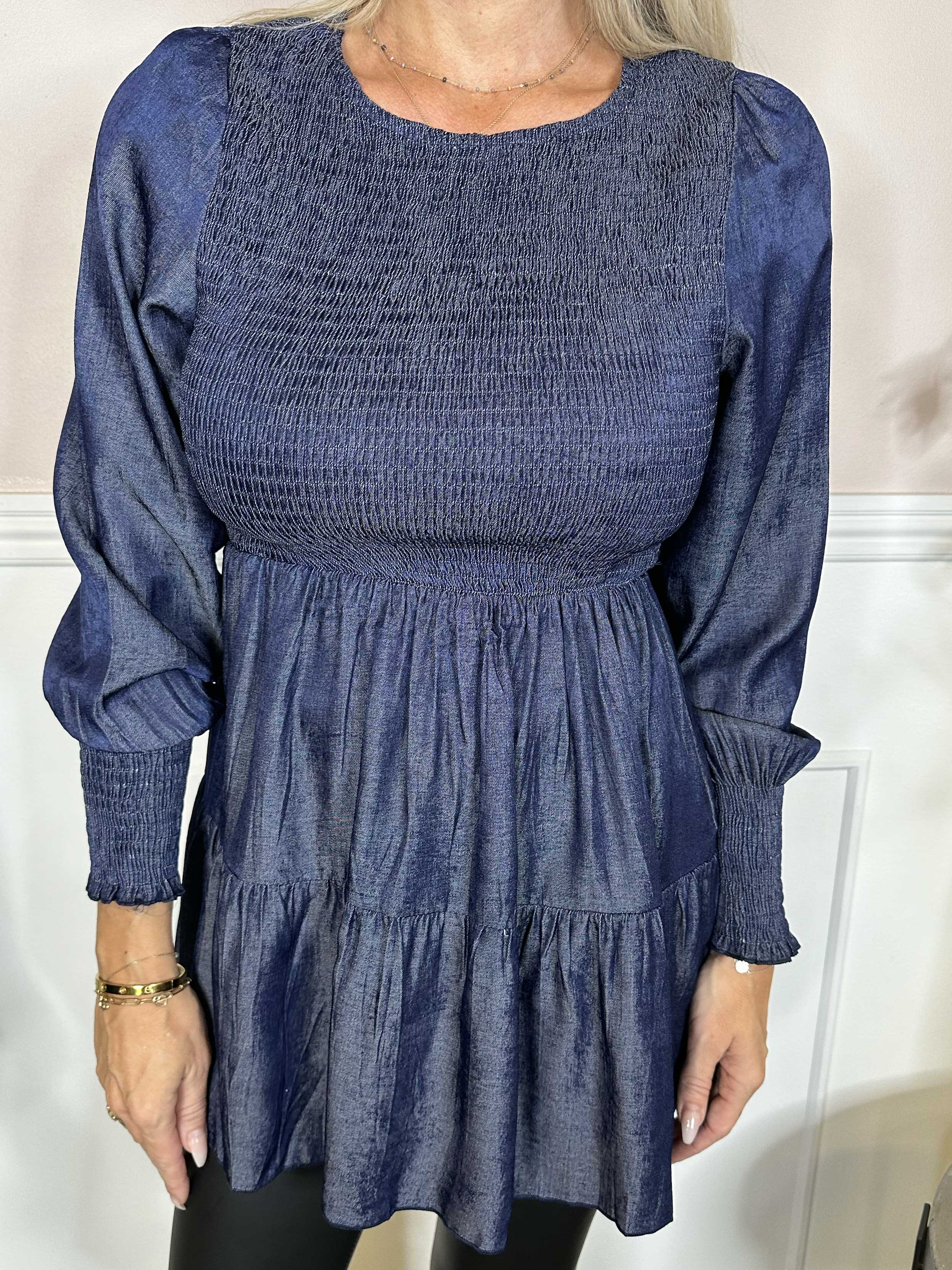 Kelly Denim Shirt - Elastisk bluse med smock henover brystet